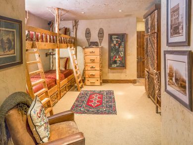 Luxury and One Block From Little Nell Hotel Sleeps 12